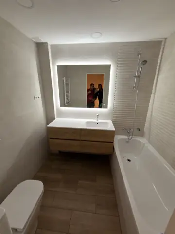 Baño en blanco y madera — acabado, foto 1
