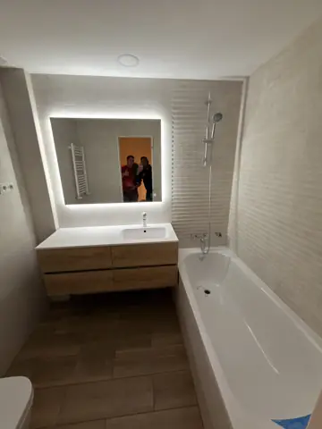 Baño en blanco y madera — acabado, foto 2