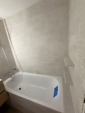 Baño en blanco y madera — acabado, foto 3