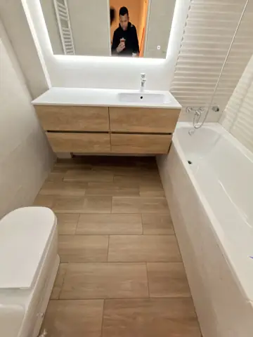 Baño en blanco y madera — acabado, foto 4