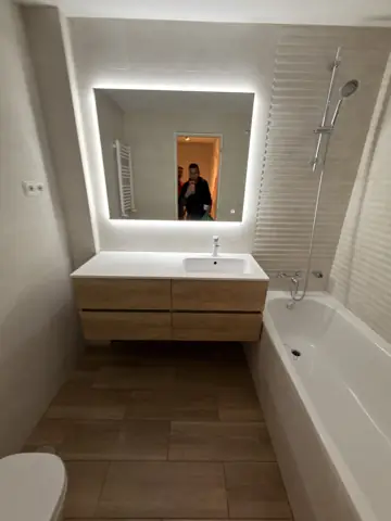 Baño en blanco y madera — acabado, foto 5