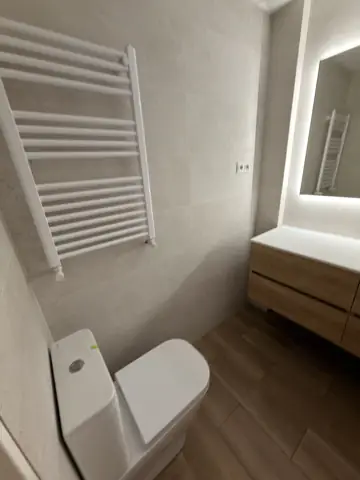 Baño en blanco y madera — acabado, foto 6