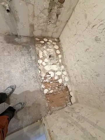 Baño en blanco y madera — proceso de obra, foto 1