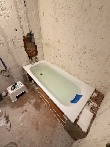 Baño en blanco y madera — proceso de obra, foto 3