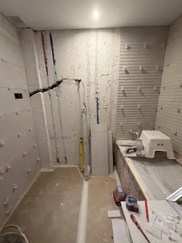 Baño en blanco y madera — proceso de obra, foto 4