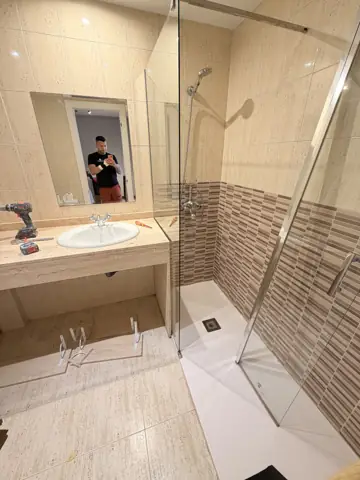 Baño en blanco y madera — proceso de obra, foto 5