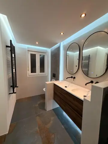 Baño de diseño con luz LED — acabado, foto 1
