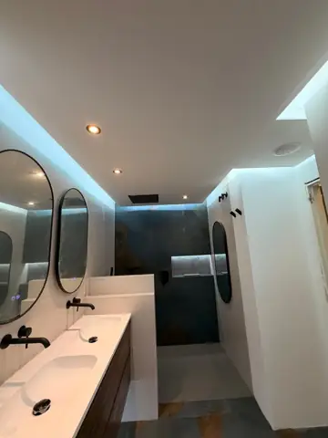 Baño de diseño con luz LED — acabado, foto 3