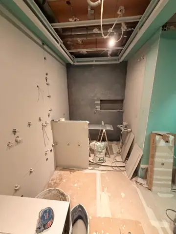 Baño de diseño con luz LED — proceso de obra, foto 4