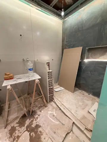 Baño de diseño con luz LED — proceso de obra, foto 5