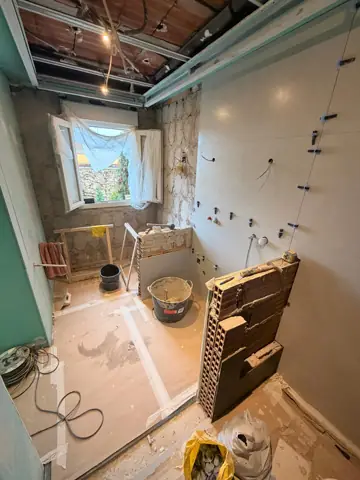Baño de diseño con luz LED — proceso de obra, foto 6